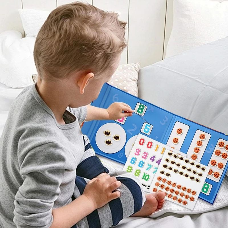 enfant-jouant-avec-jeu-magnétique-montessori-pour-apprendre-les-chiffres-et-le-calcul