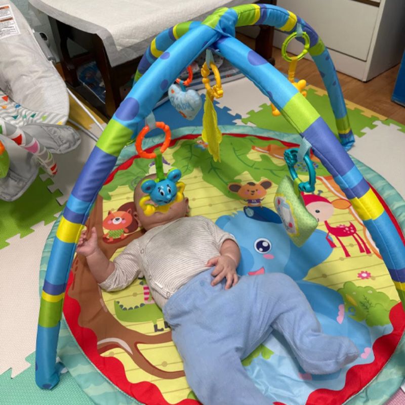 tapis-d-éveil-avec-arche-bébé-jeu-sensoriel-animaux